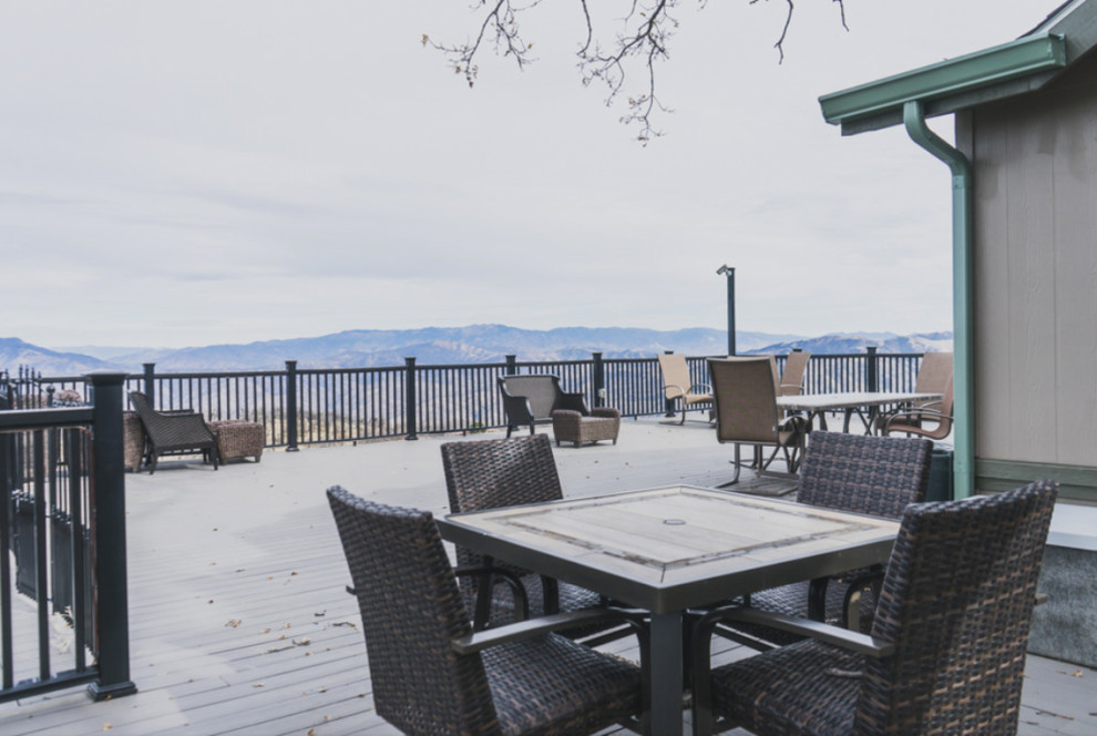Example of a transitional deck design in Seattle