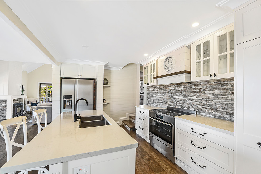 This is an example of a beach style kitchen in Gold Coast - Tweed.