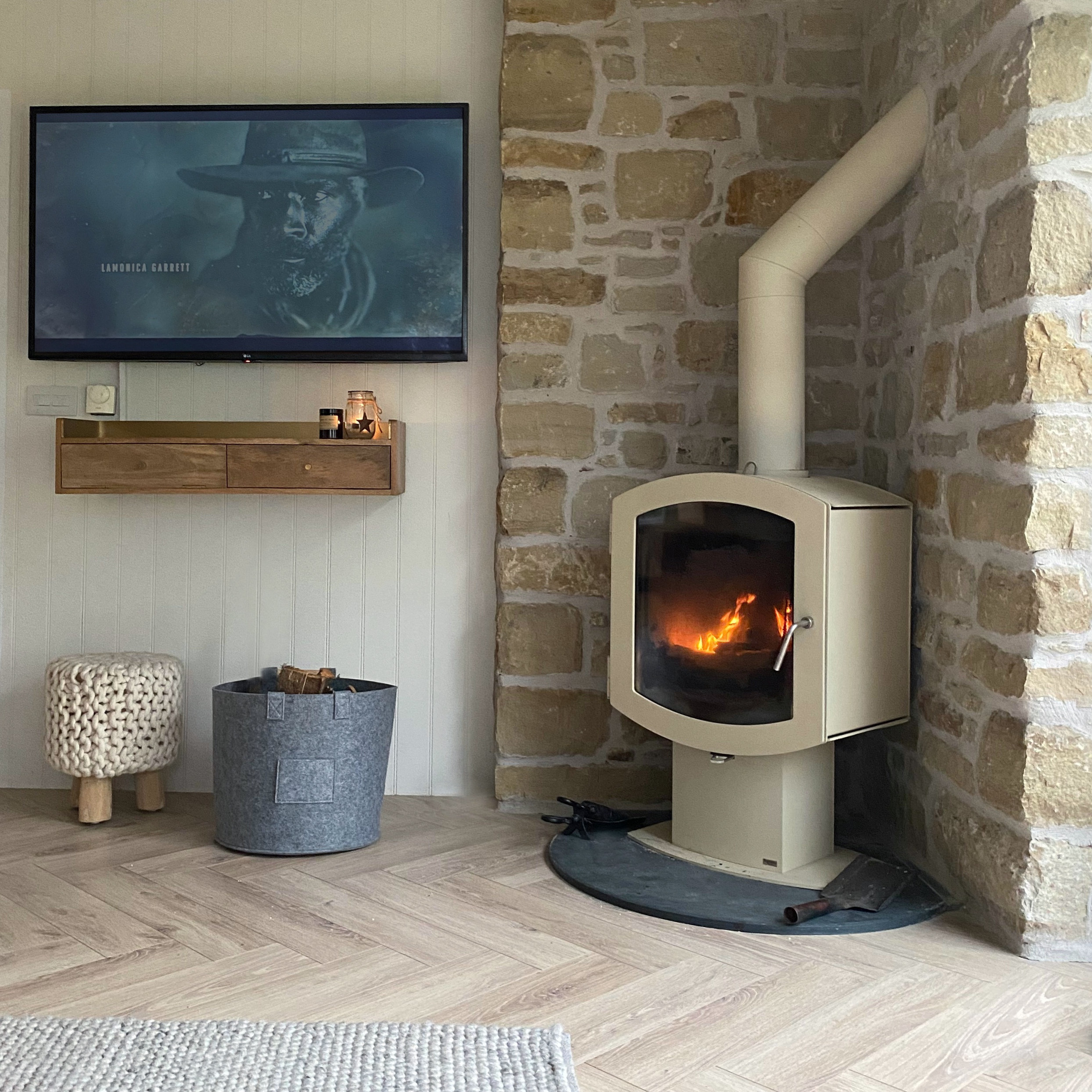 Recent renovation of an open plan kitchen and living area which included structural changes including a wall knockout and the installation of aluminium sliding doors. The Scandinavian style design con