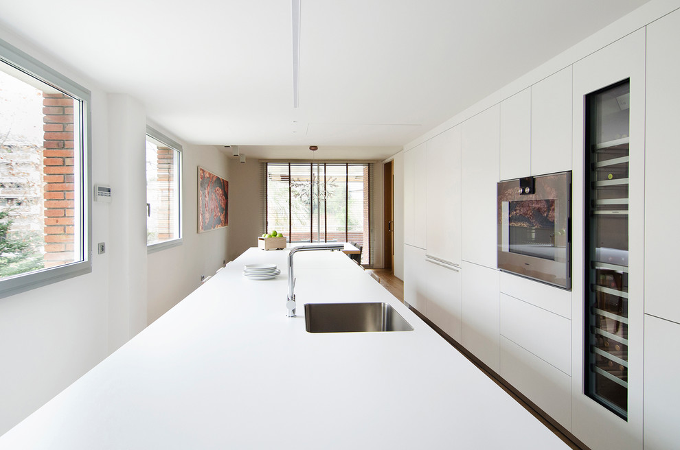 Inspiration for a large contemporary kitchen in Barcelona.