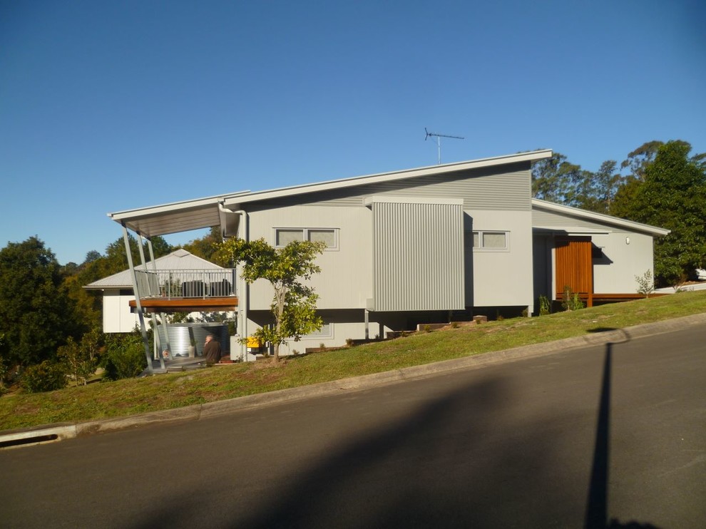 Inspiration for a contemporary exterior in Sunshine Coast.