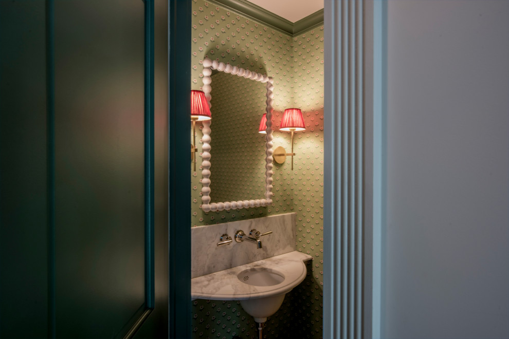 Пример оригинального дизайна: маленький туалет в стиле неоклассика (современная классика) с зелеными стенами, паркетным полом среднего тона, врезной раковиной, мраморной столешницей, коричневым полом, желтой столешницей, подвесной тумбой и обоями на стенах для на участке и в саду