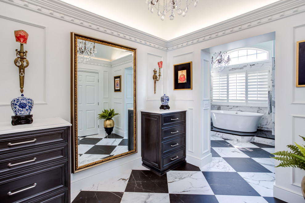 Imagen de cuarto de baño principal clásico renovado grande con suelo de azulejos de cemento, suelo multicolor, hornacina y boiserie