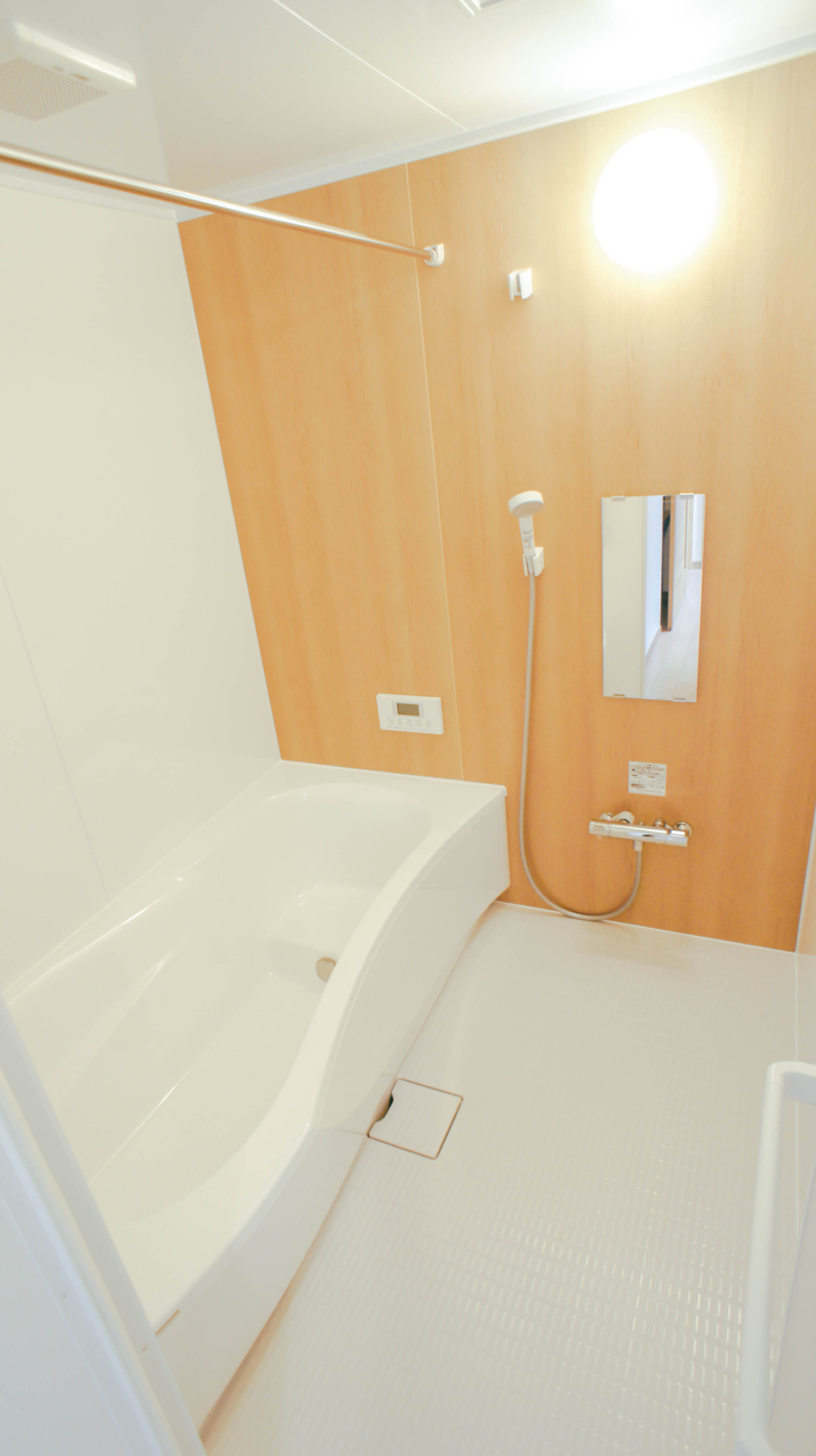 木の持つシンプルで温かな雰囲気を残した清潔感あふれる浴室