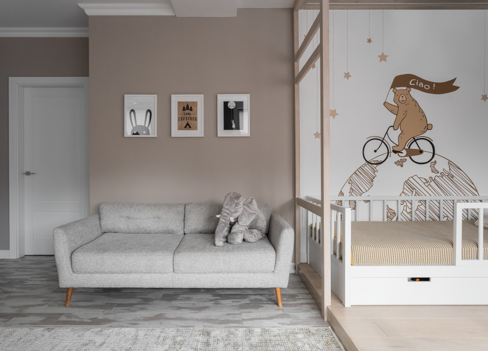 Inspiration för mellanstora moderna pojkrum kombinerat med sovrum och för 4-10-åringar, med vita väggar och ljust trägolv