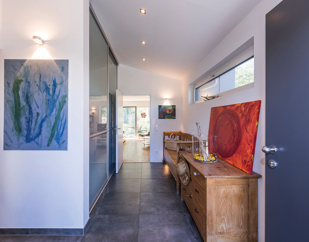 Moderner Flur mit weißer Wandfarbe und Schieferboden in Stuttgart