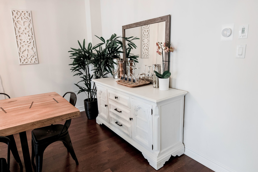 Dining room - transitional dining room idea in Toronto