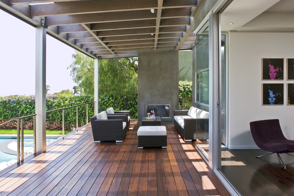 Design ideas for a contemporary deck in Los Angeles.