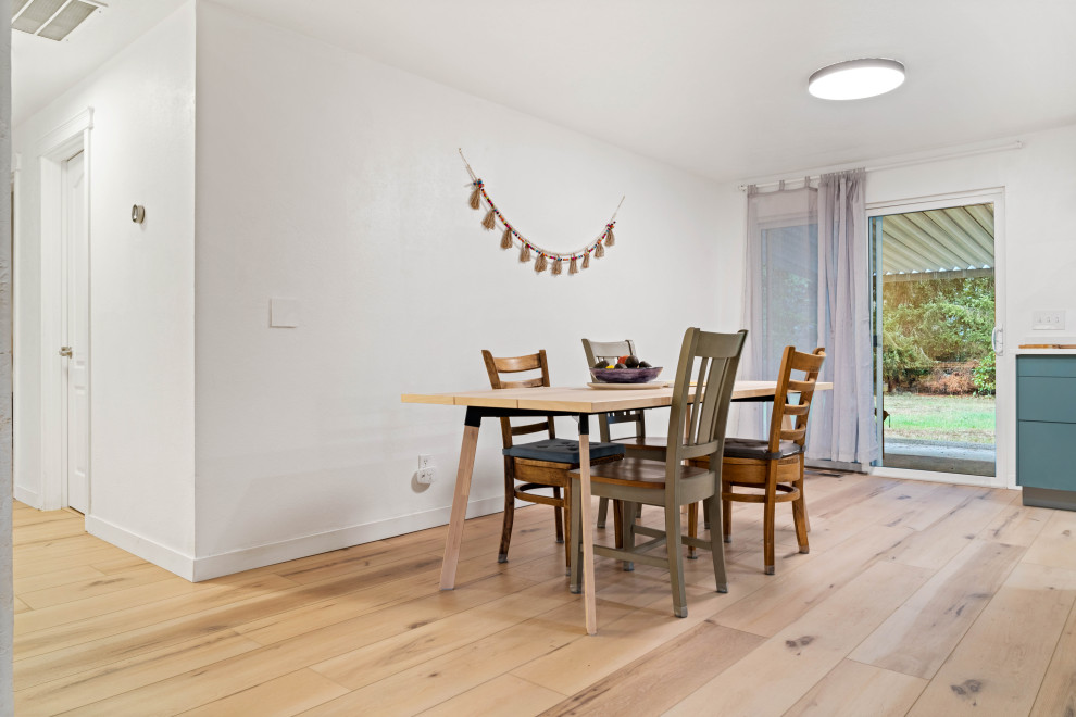 Ispirazione per una piccola sala da pranzo bohémian chiusa con pareti bianche, pavimento in vinile e pavimento beige