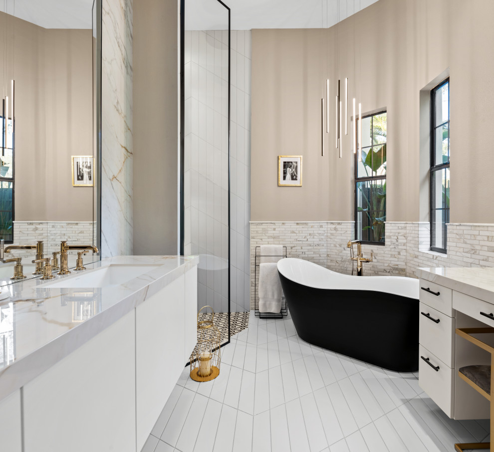 Idéer för ett modernt flerfärgad en-suite badrum, med släta luckor, vita skåp, ett fristående badkar, en dusch i en alkov, flerfärgad kakel, stickkakel, beige väggar, ett undermonterad handfat, marmorbänkskiva, vitt golv och med dusch som är öppen