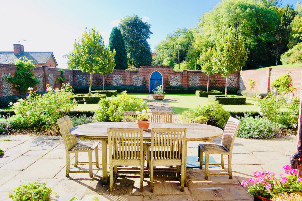 Photo of a traditional patio in Hampshire.