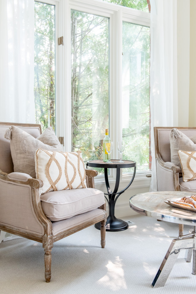 Transitional home design photo in Toronto