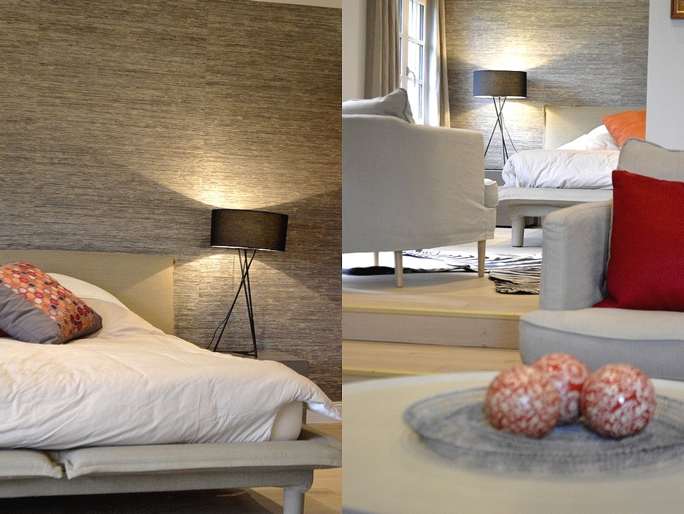 Cette image montre une grande chambre parentale design avec un mur blanc, parquet clair et un sol beige.