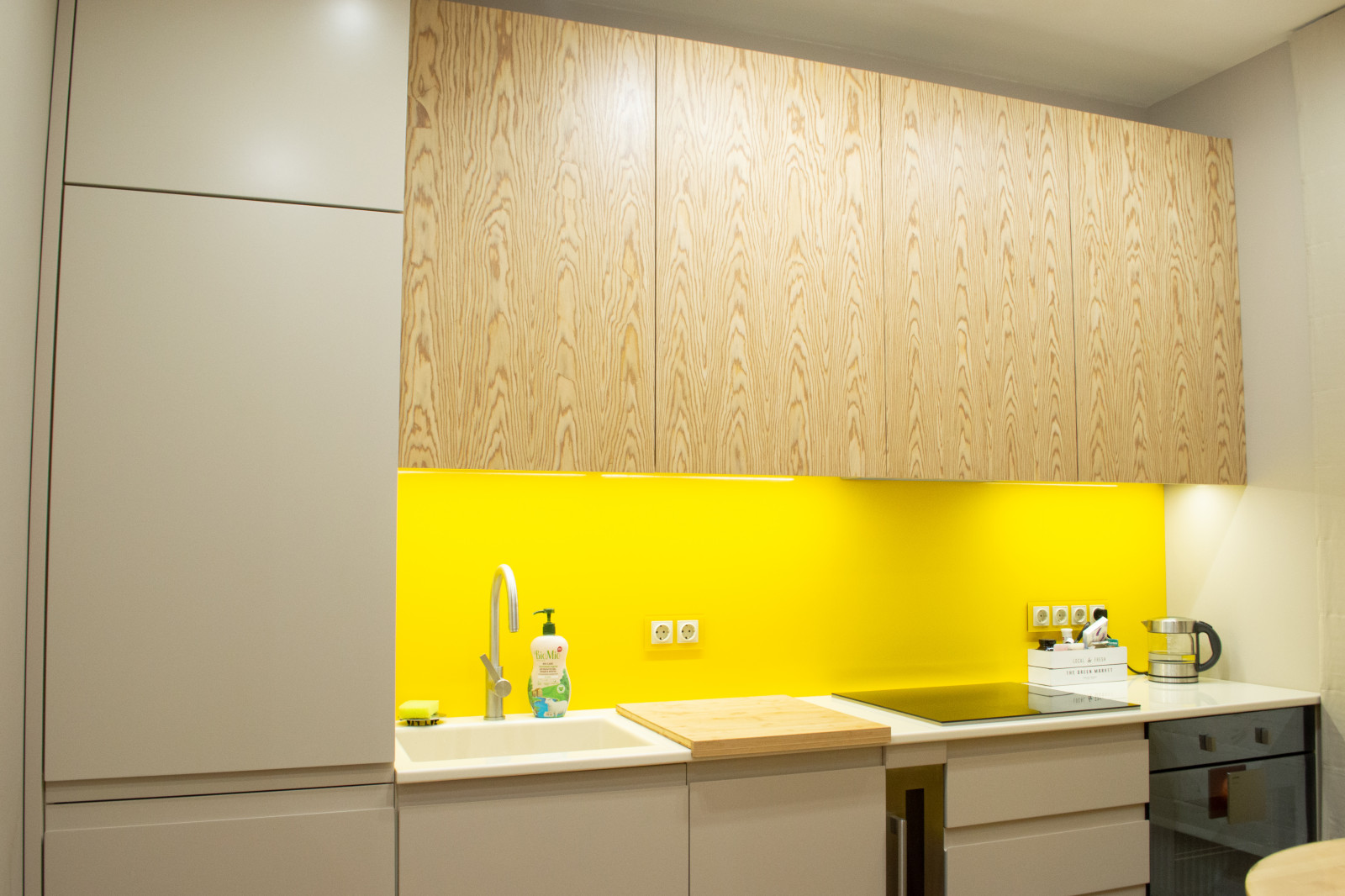 Яркая современная кухня