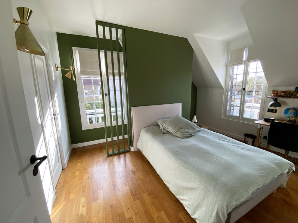 Idee per una camera degli ospiti minimalista di medie dimensioni con pareti verdi, pavimento in legno massello medio, pavimento marrone e carta da parati