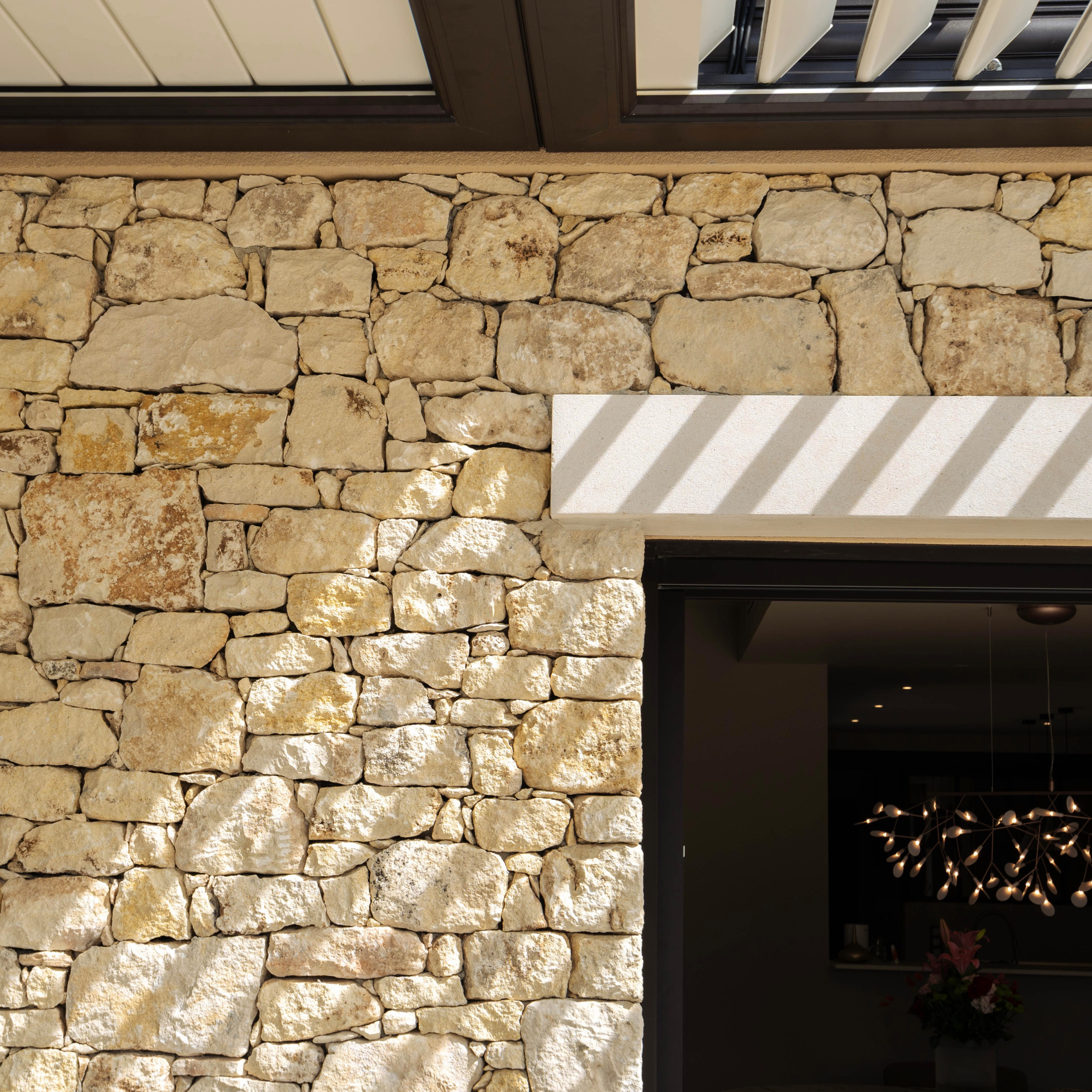 RÉNOVATION CONTEMPORAINE D'UNE VILLA DES ANNÉES 70
