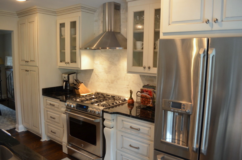 Example of a transitional kitchen design in Nashville
