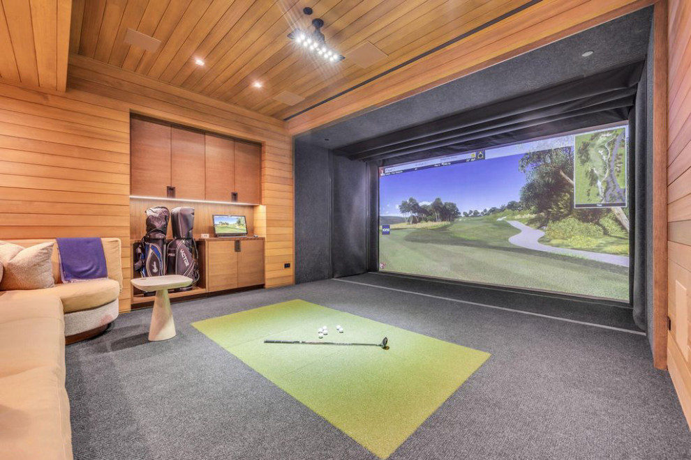 Inspiration pour une très grande salle de sport minimaliste avec un sol en bois brun, un sol marron et un plafond en bois.