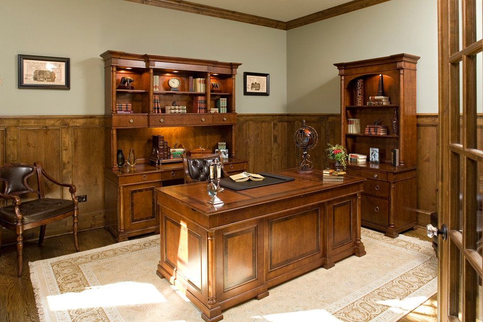 Inspiration for a traditional home office in Chicago.