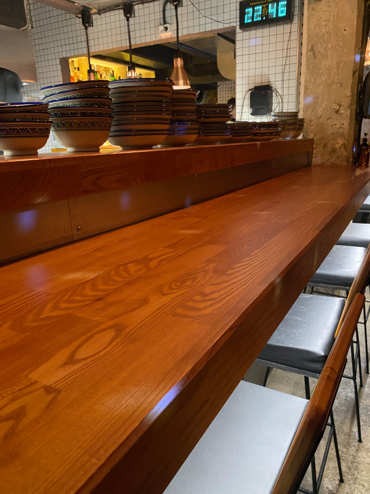 Оформление мебели (столы, барная стойка) в "У Ларисы"