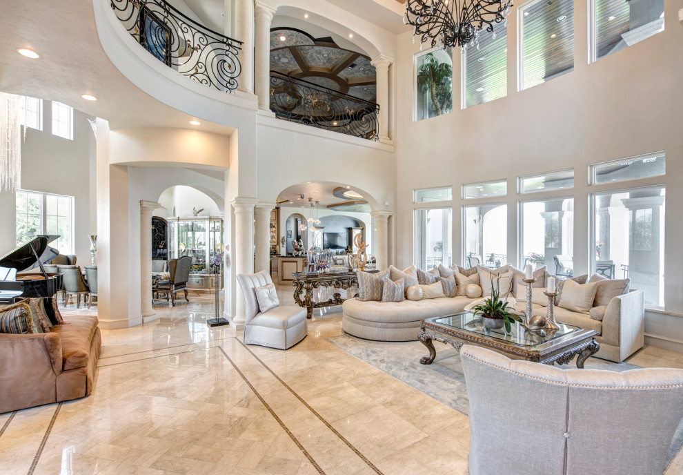 Свежая идея для дизайна: огромная гостиная комната в морском стиле - отличное фото интерьера