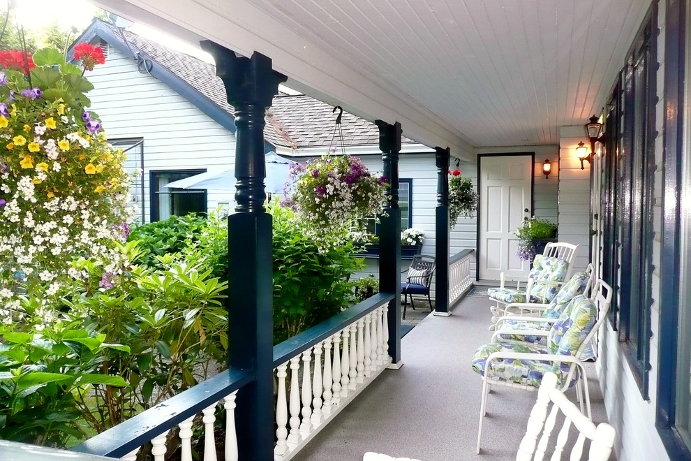 Inspiration for a traditional front yard verandah in Vancouver.