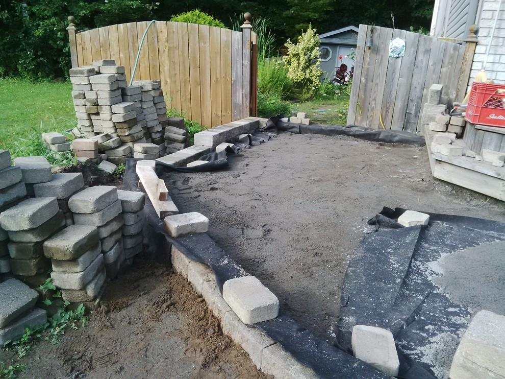 Photo of a mid-sized full sun front yard concrete paver landscaping.