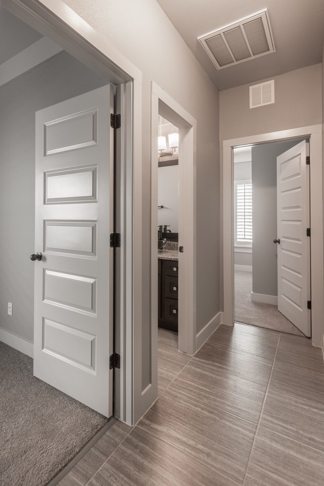 Transitional home design photo in Austin