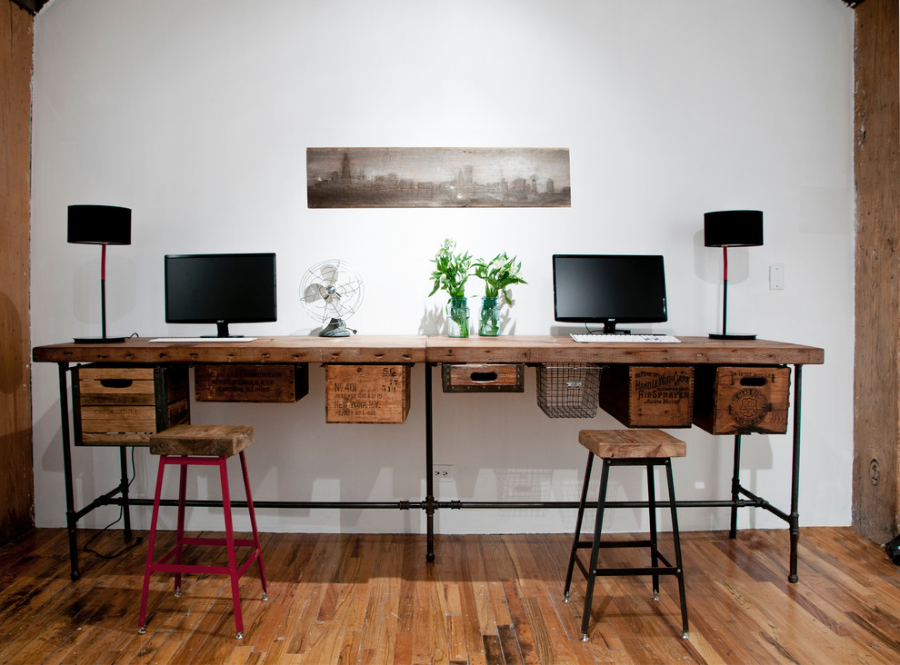 This is an example of an eclectic home office in Chicago.