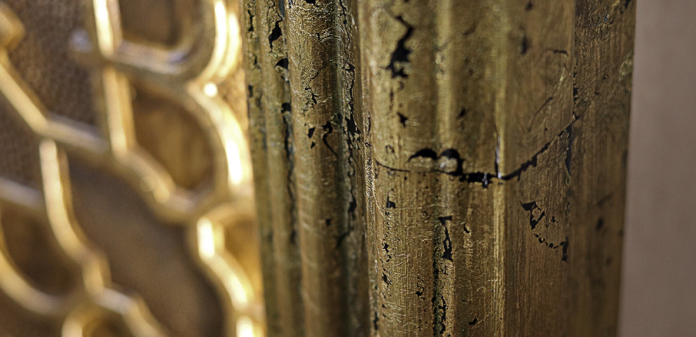 Декорирование обоев Lincrusta в изголовье кровати на нашем реализованном проект