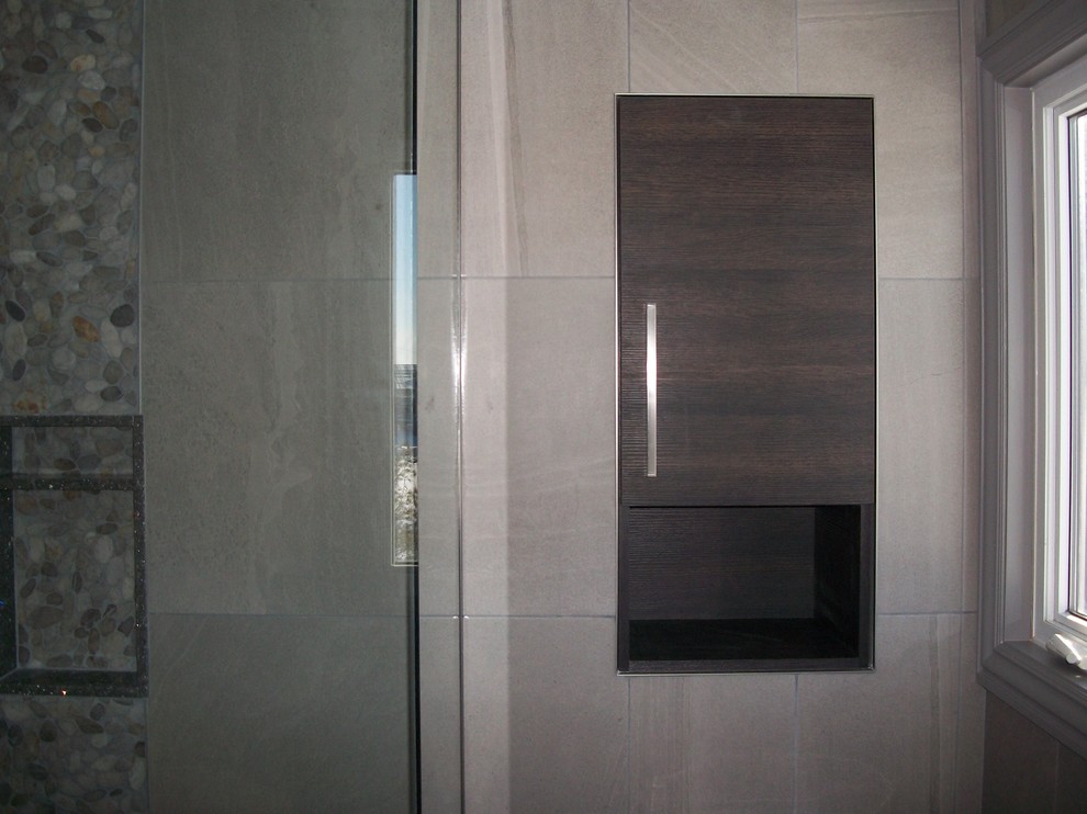 Example of a transitional home design design in Toronto