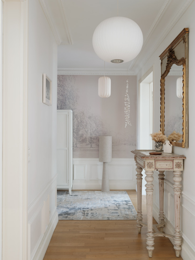 パリにある高級な巨大なトランジショナルスタイルのおしゃれな玄関ロビー (白い壁、淡色無垢フローリング、白いドア、ベージュの床、折り上げ天井、壁紙) の写真
