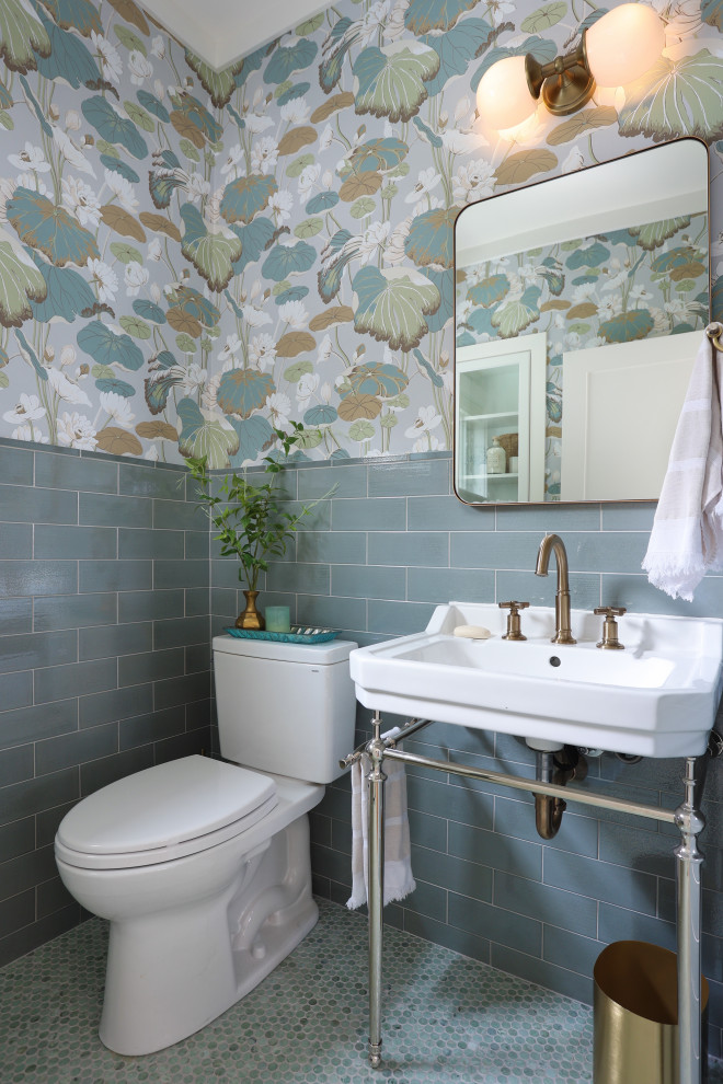 Ispirazione per un bagno di servizio costiero con WC a due pezzi, pareti multicolore, pavimento con piastrelle a mosaico, lavabo a consolle, pavimento turchese e carta da parati