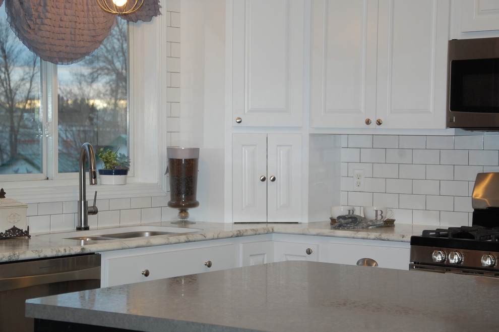 Kitchen - mid-sized transitional kitchen idea