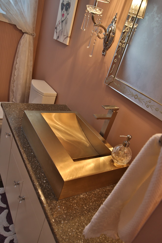 カルガリーにあるお手頃価格の中くらいなシャビーシック調のおしゃれな浴室 (フラットパネル扉のキャビネット、白いキャビネット、濃色無垢フローリング、茶色い床) の写真
