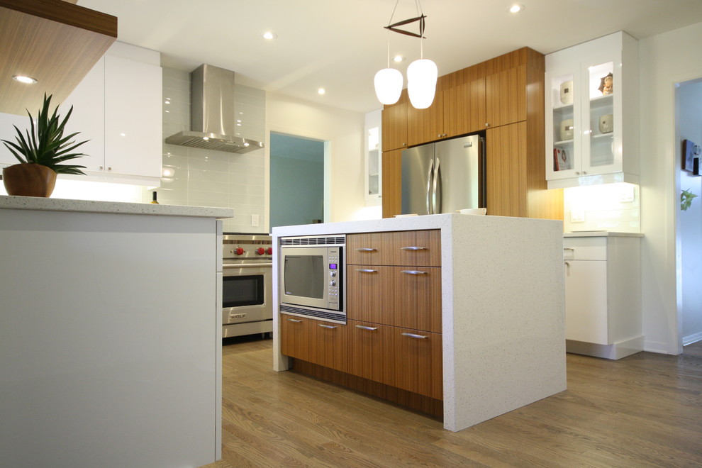 Design ideas for a modern kitchen in Ottawa.