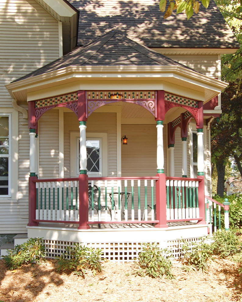 Inspiration for a traditional verandah in Milwaukee with a roof extension.