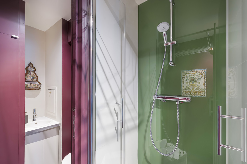 This is an example of a small contemporary bathroom in Paris.