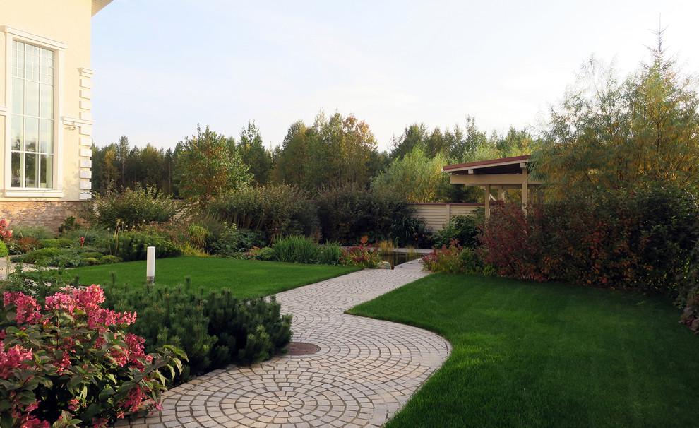 Сад с геометричным водоемом