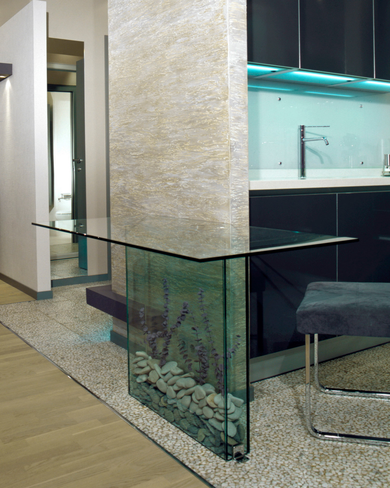 Очень лаконичная квартира в стиле минимализм.