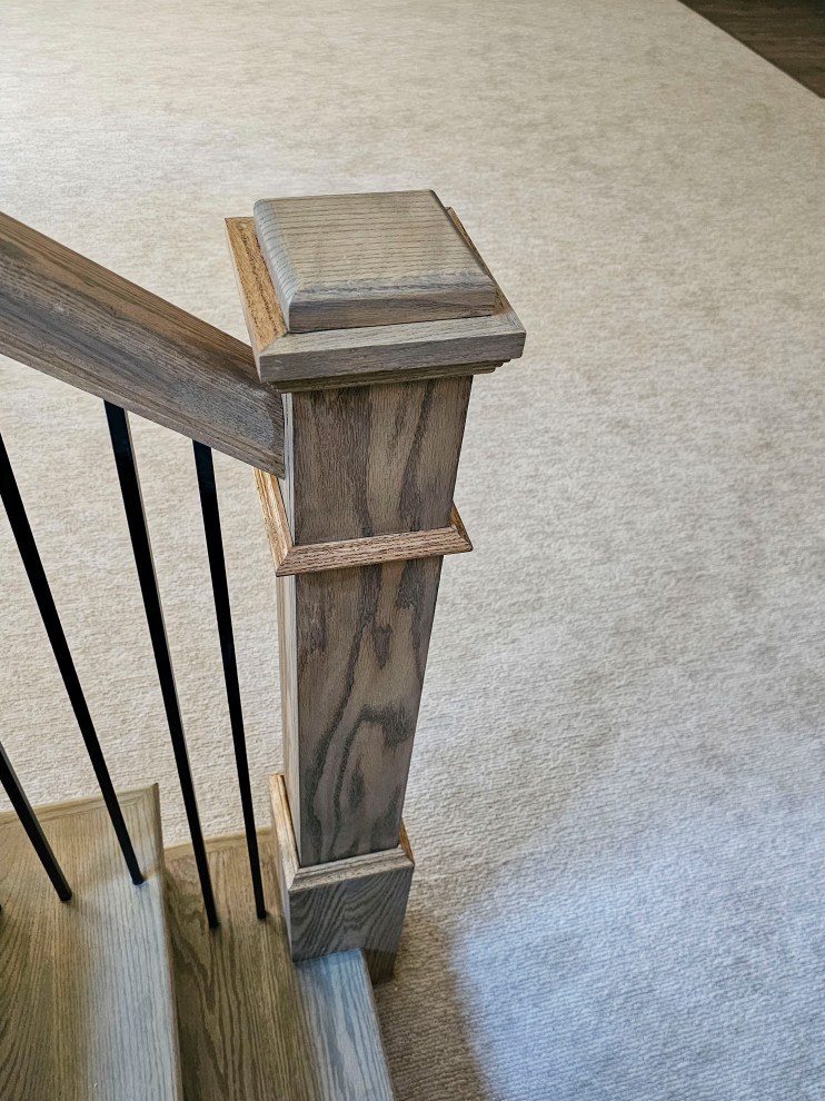 Réalisation d'un petit escalier minimaliste en U avec des marches en bois, des contremarches en bois et un garde-corps en matériaux mixtes.