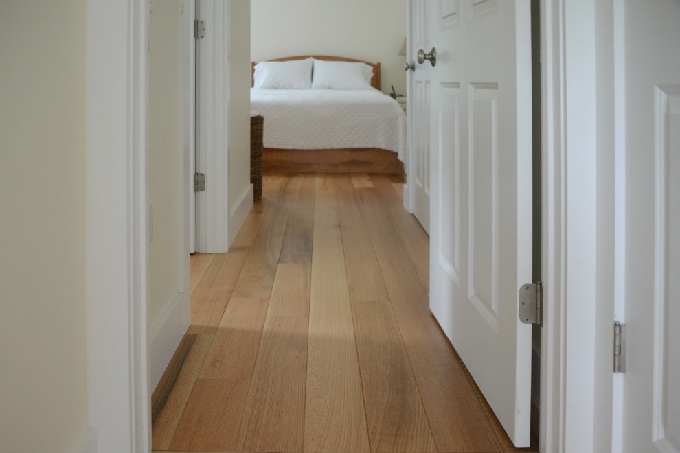 Inspiration pour une chambre traditionnelle avec un sol en bois brun.