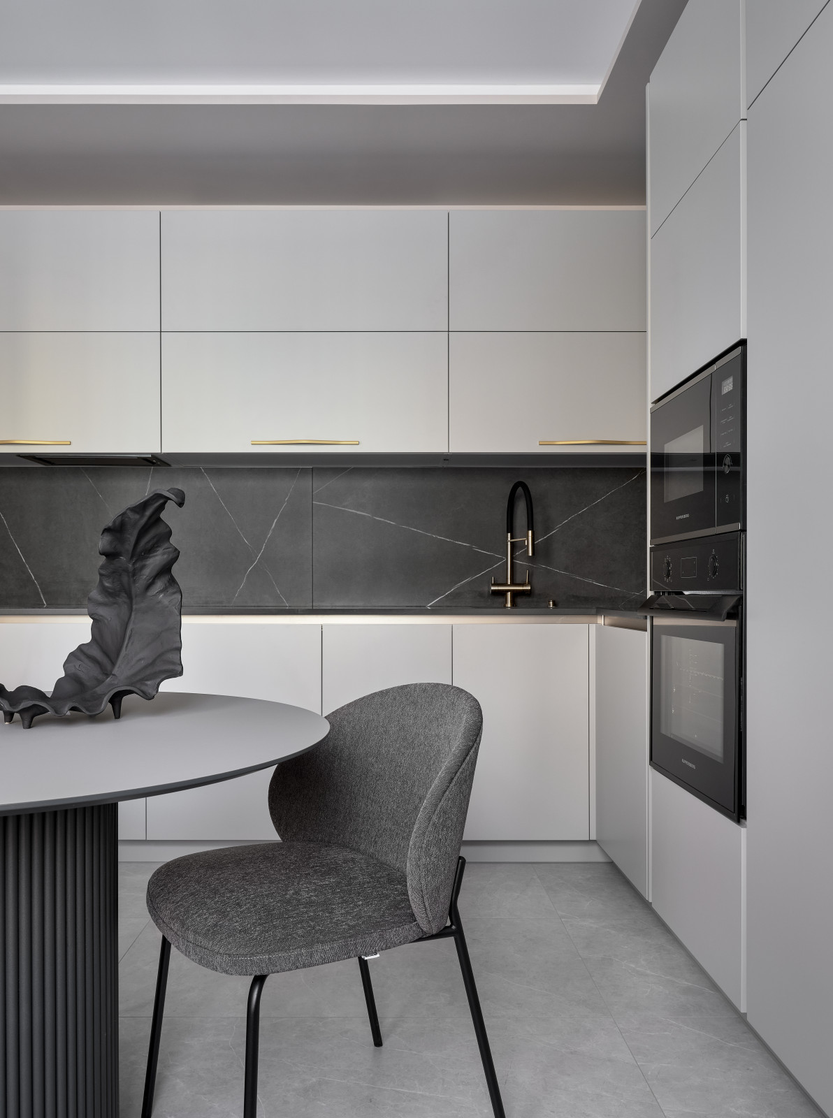 Стильный монохром - трехкомнатная квартира