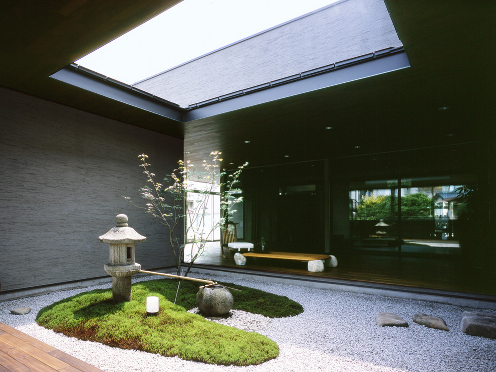 Photo of an asian courtyard garden in Other with gravel.