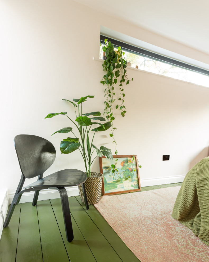Idéer för att renovera ett mellanstort eklektiskt huvudsovrum, med rosa väggar, målat trägolv och grönt golv