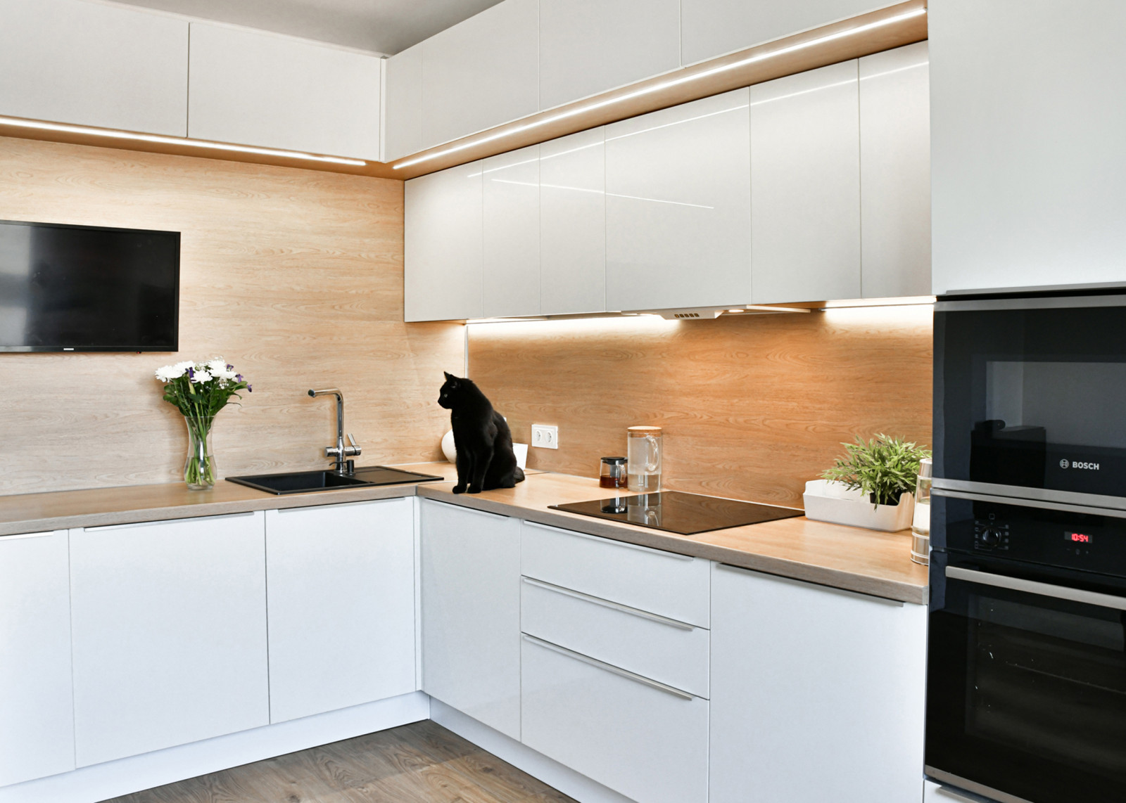 Белая глянцевая кухня с антресольнымверхом