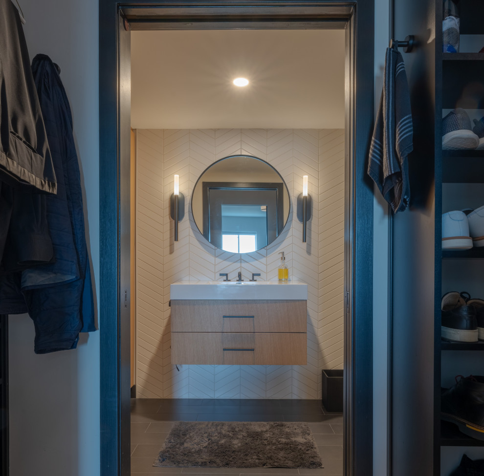 Idéer för att renovera ett funkis badrum, med vit kakel, klinkergolv i porslin och grått golv