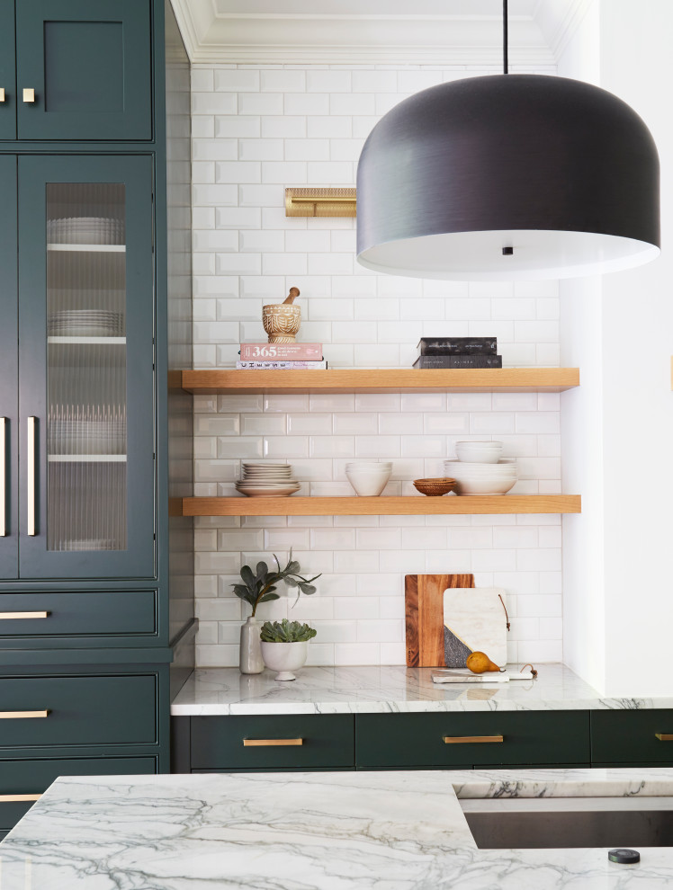 Foto på ett funkis kök, med marmorbänkskiva, ljust trägolv, en köksö, gröna skåp, vitt stänkskydd och stänkskydd i tunnelbanekakel