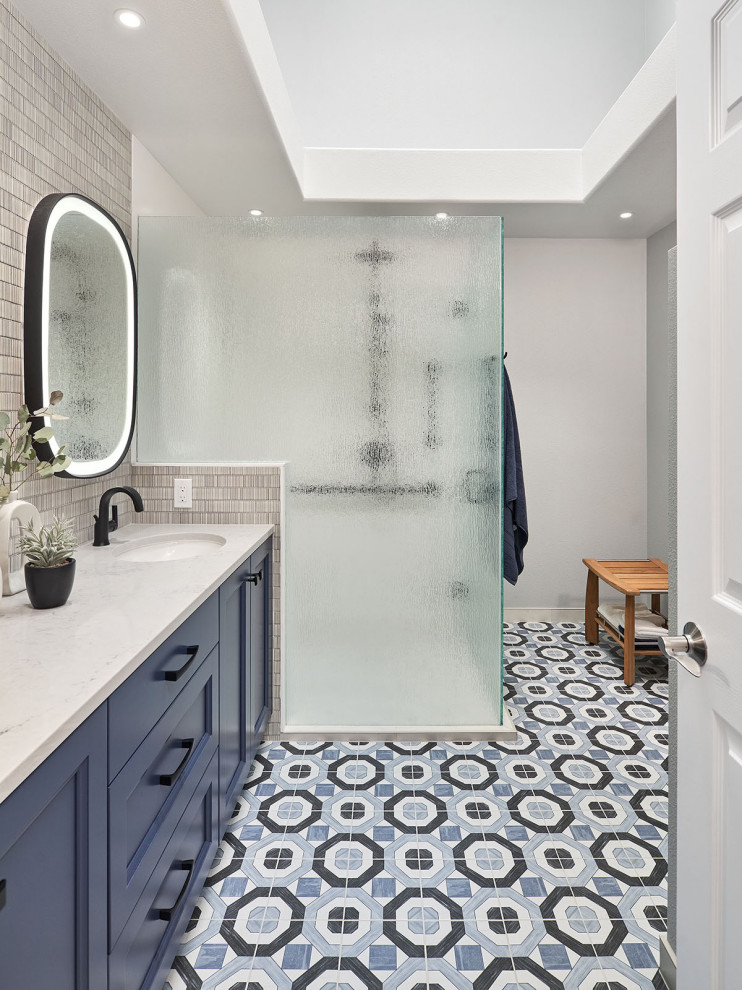 Свежая идея для дизайна: главная ванная комната среднего размера в стиле неоклассика (современная классика) с фасадами с утопленной филенкой, синими фасадами, угловым душем, унитазом-моноблоком, серой плиткой, керамической плиткой, белыми стенами, полом из керамической плитки, врезной раковиной, столешницей из искусственного кварца, синим полом, душем с распашными дверями, серой столешницей, сиденьем для душа, тумбой под две раковины, встроенной тумбой и многоуровневым потолком - отличное фото интерьера