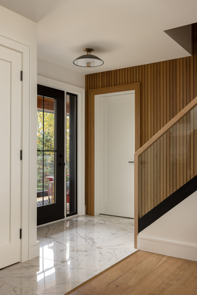 Transitional entryway photo in Toronto